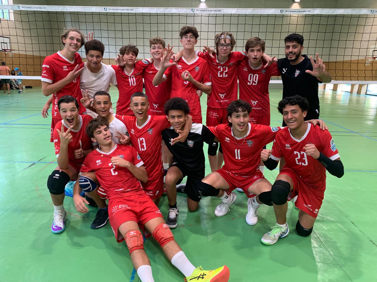 Les joueurs de Cannes Volley réunis sur le terrain
